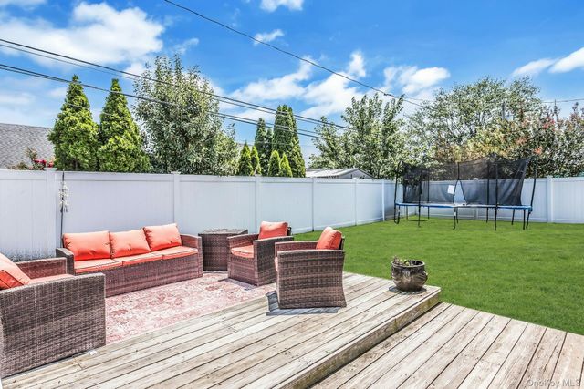 31 Martin Lane, Westbury, NY 11590