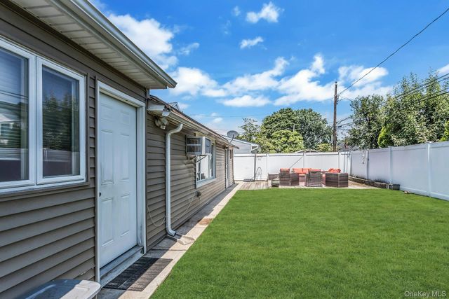 31 Martin Lane, Westbury, NY 11590