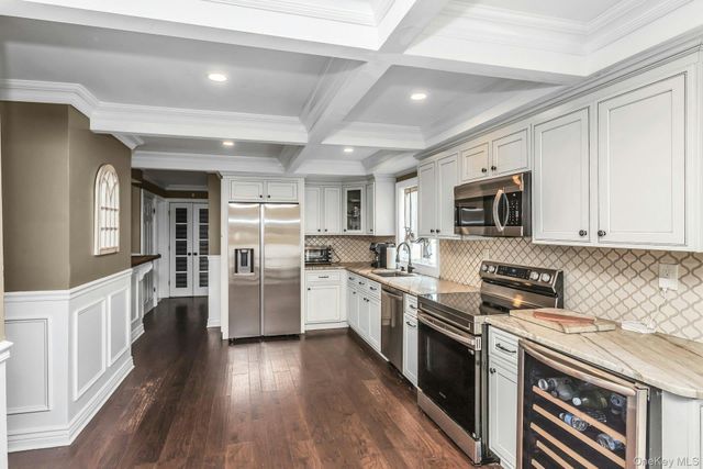 31 Martin Lane, Westbury, NY 11590