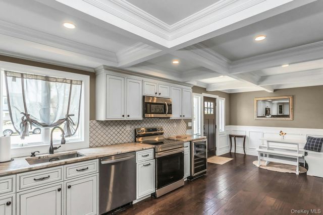 31 Martin Lane, Westbury, NY 11590