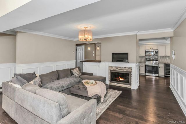31 Martin Lane, Westbury, NY 11590