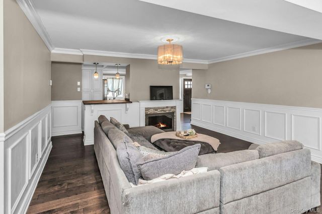 31 Martin Lane, Westbury, NY 11590
