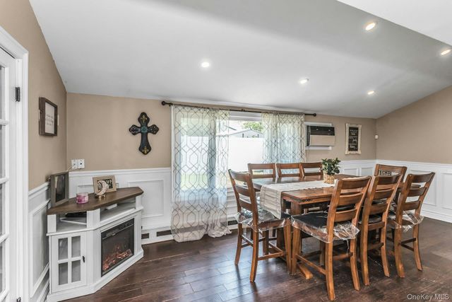 31 Martin Lane, Westbury, NY 11590