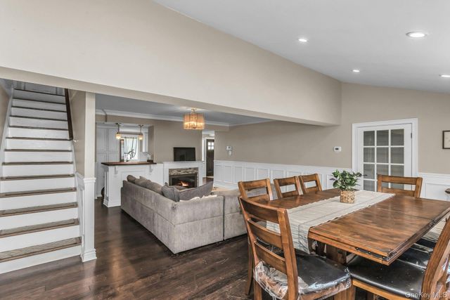 31 Martin Lane, Westbury, NY 11590