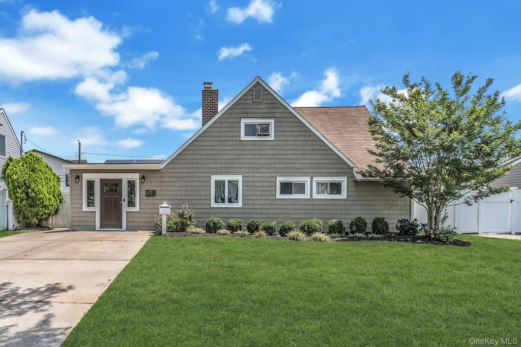 31 Martin Lane, Westbury, NY 11590