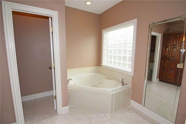 607 SE Jamaica Drive, Bentonville, AR 72712