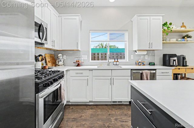 1844 E Jarvis Avenue, Hazel Park, MI 48030