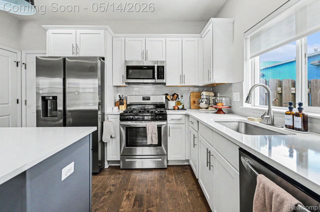 1844 E Jarvis Avenue, Hazel Park, MI 48030