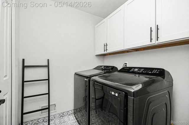 1844 E Jarvis Avenue, Hazel Park, MI 48030