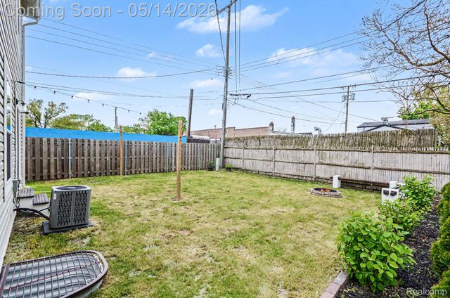 1844 E Jarvis Avenue, Hazel Park, MI 48030