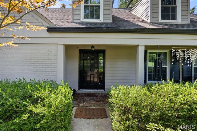 2 Middlebrook Lane, Creve Coeur, MO 63141