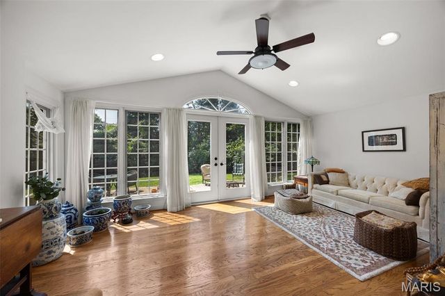 2 Middlebrook Lane, Creve Coeur, MO 63141