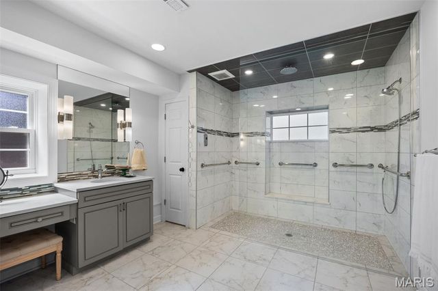 2 Middlebrook Lane, Creve Coeur, MO 63141