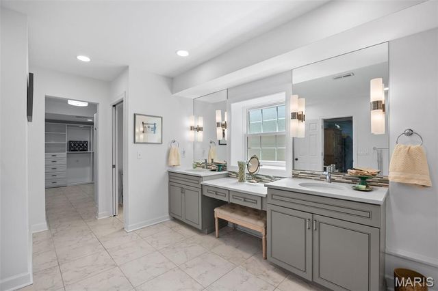 2 Middlebrook Lane, Creve Coeur, MO 63141