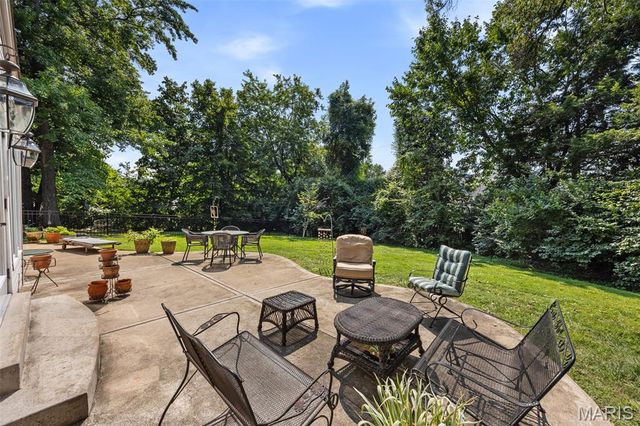 2 Middlebrook Lane, Creve Coeur, MO 63141