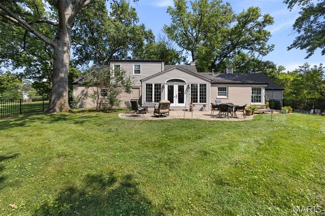 2 Middlebrook Lane, Creve Coeur, MO 63141