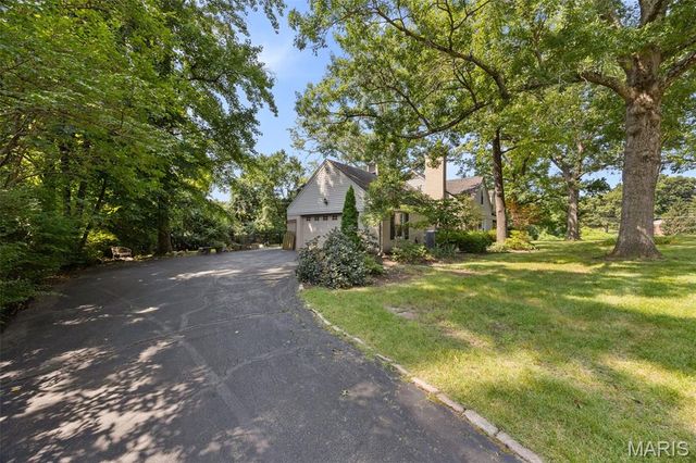 2 Middlebrook Lane, Creve Coeur, MO 63141
