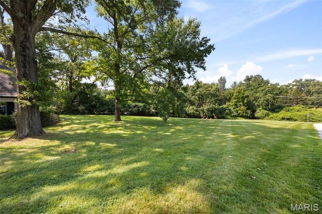 2 Middlebrook Lane, Creve Coeur, MO 63141