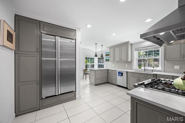 2 Middlebrook Lane, Creve Coeur, MO 63141