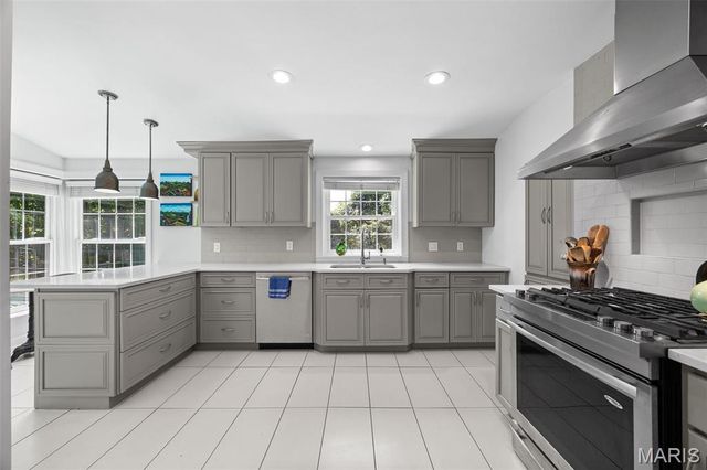 2 Middlebrook Lane, Creve Coeur, MO 63141