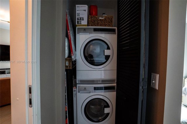 300 S Biscayne Blvd T-3307, Miami, FL 33131