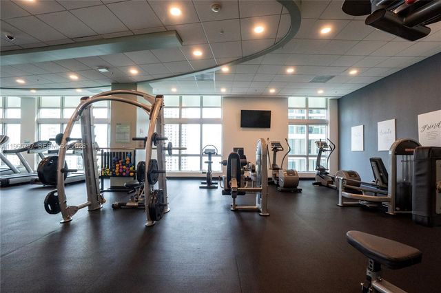 300 S Biscayne Blvd T-3307, Miami, FL 33131