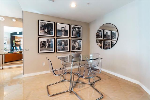 300 S Biscayne Blvd T-3307, Miami, FL 33131