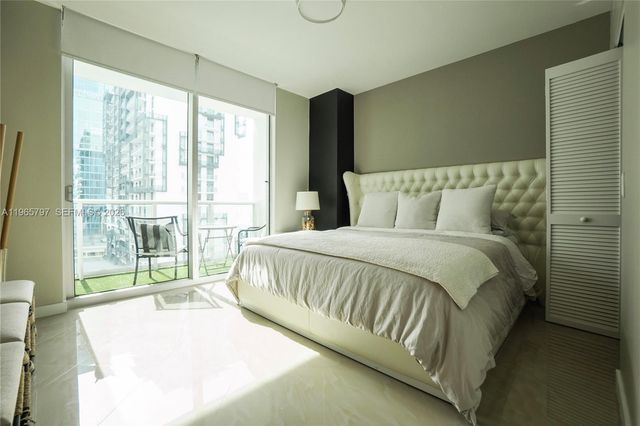 300 S Biscayne Blvd T-3307, Miami, FL 33131