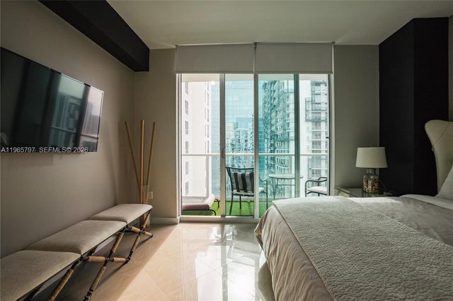 300 S Biscayne Blvd T-3307, Miami, FL 33131