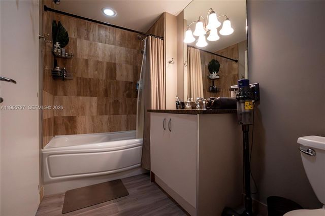 300 S Biscayne Blvd T-3307, Miami, FL 33131