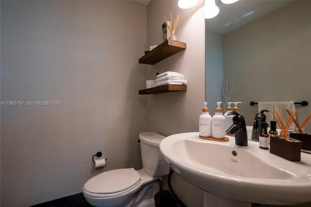 300 S Biscayne Blvd T-3307, Miami, FL 33131