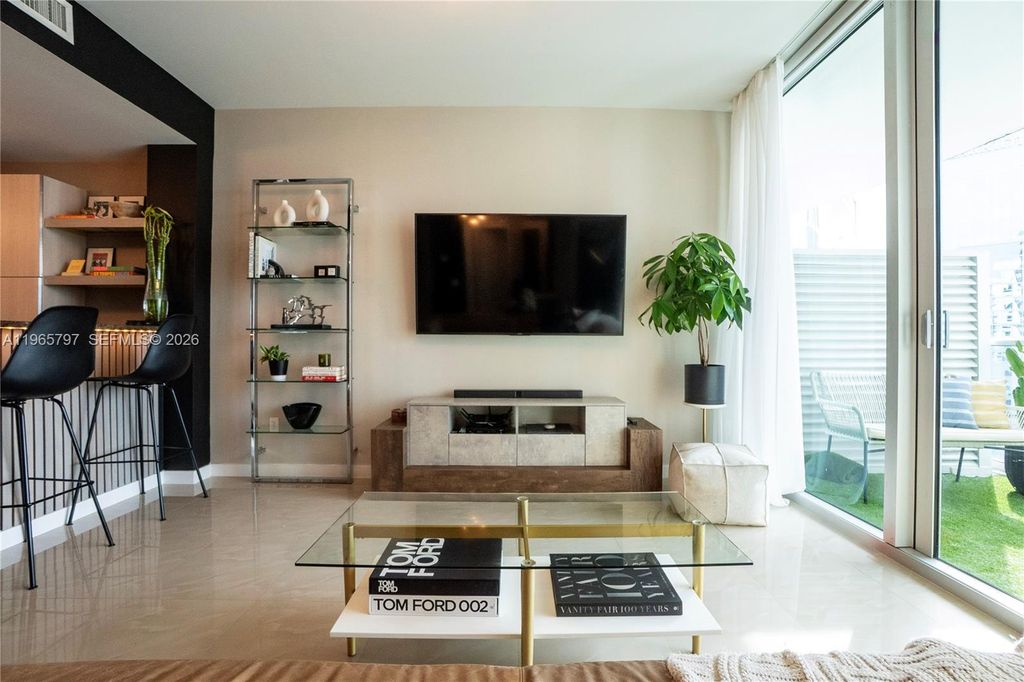 300 S Biscayne Blvd T-3307, Miami, FL 33131