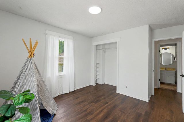 8233 E Bluestem Ct, Wichita, KS 67207