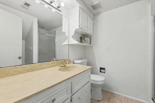 8233 E Bluestem Ct, Wichita, KS 67207