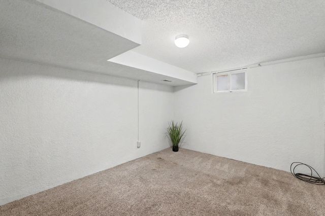 8233 E Bluestem Ct, Wichita, KS 67207
