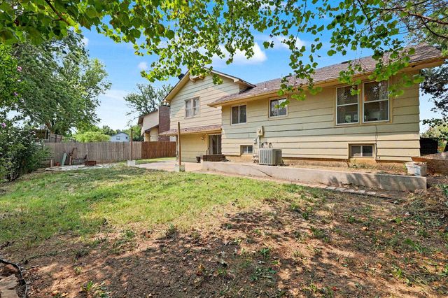 8233 E Bluestem Ct, Wichita, KS 67207