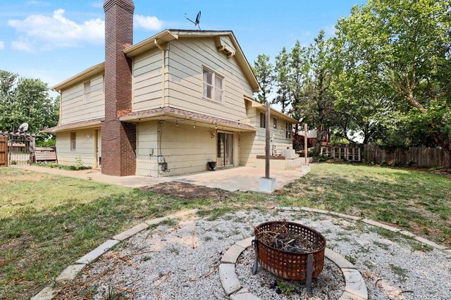 8233 E Bluestem Ct, Wichita, KS 67207