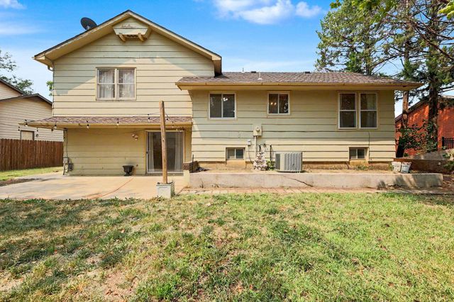 8233 E Bluestem Ct, Wichita, KS 67207