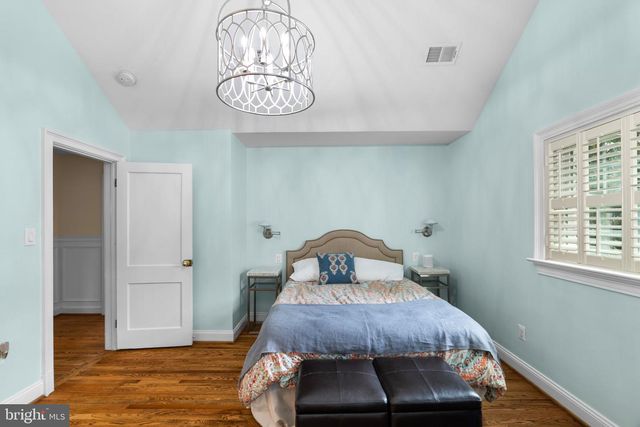 1000 W BRADDOCK RD, Alexandria, VA 22302