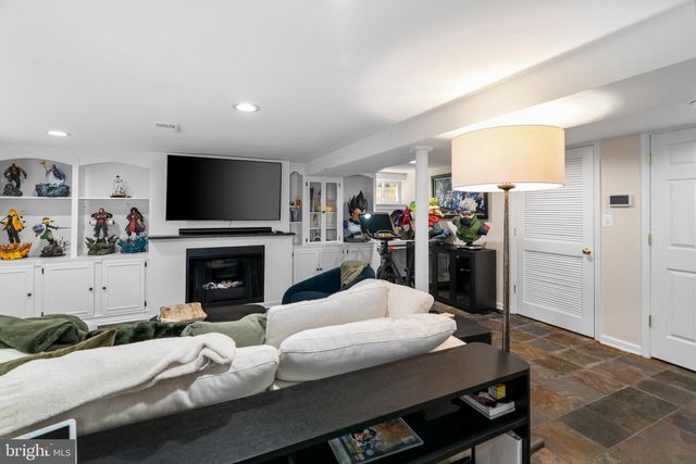 1000 W BRADDOCK RD, Alexandria, VA 22302