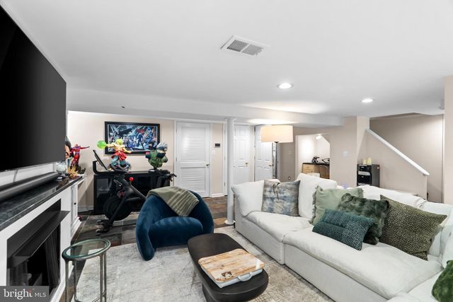 1000 W BRADDOCK RD, Alexandria, VA 22302