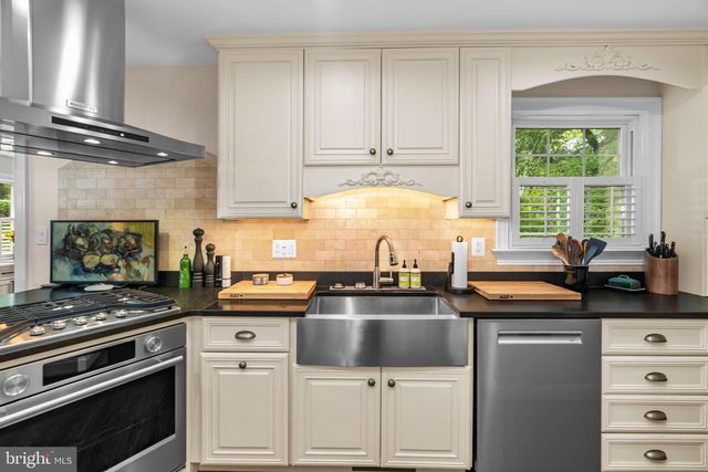 1000 W BRADDOCK RD, Alexandria, VA 22302