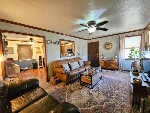 432 N Roosevelt St, Lindsborg, KS 67456