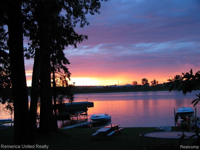 1491 Division Drive, Hartland, MI 48353