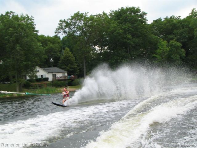 1491 Division Drive, Hartland, MI 48353