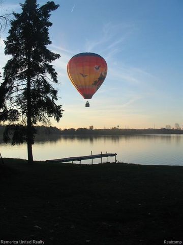 1491 Division Drive, Hartland, MI 48353