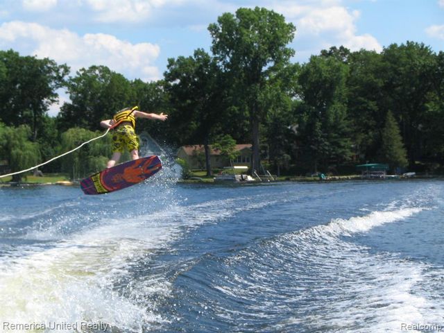 1491 Division Drive, Hartland, MI 48353