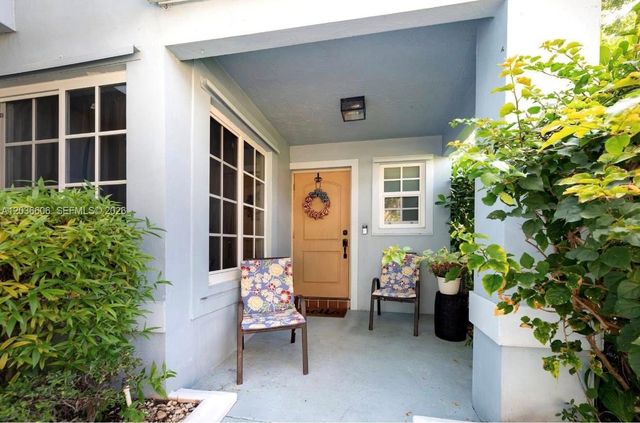 8815 Woodside Court, Davie, FL 33328
