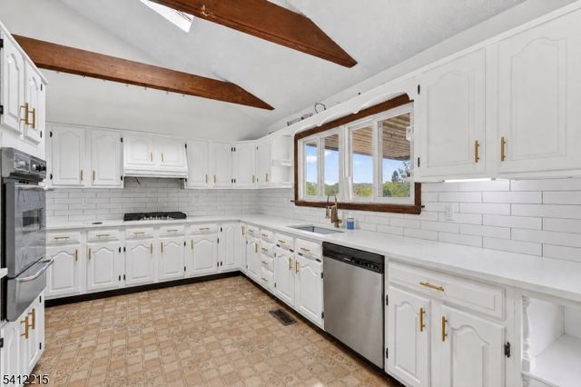 1 Mountain View Ct, Clinton Twp., NJ 08833