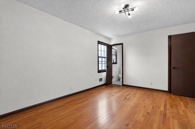 1 Mountain View Ct, Clinton Twp., NJ 08833